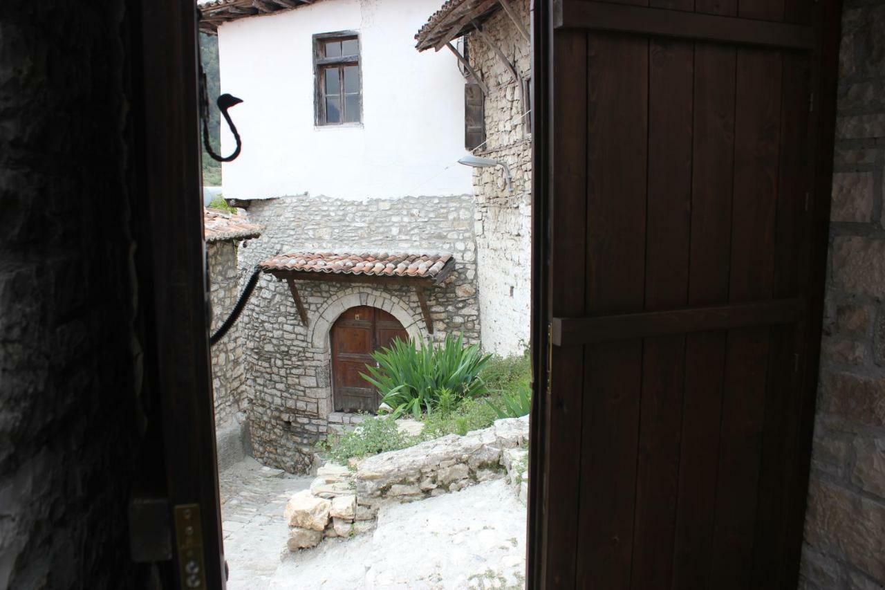 Guesthouse Arjan Берат Екстериор снимка